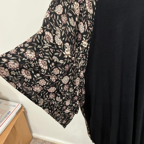 Maurices plus black flower flutter sleeve top - Picture 6 of 8